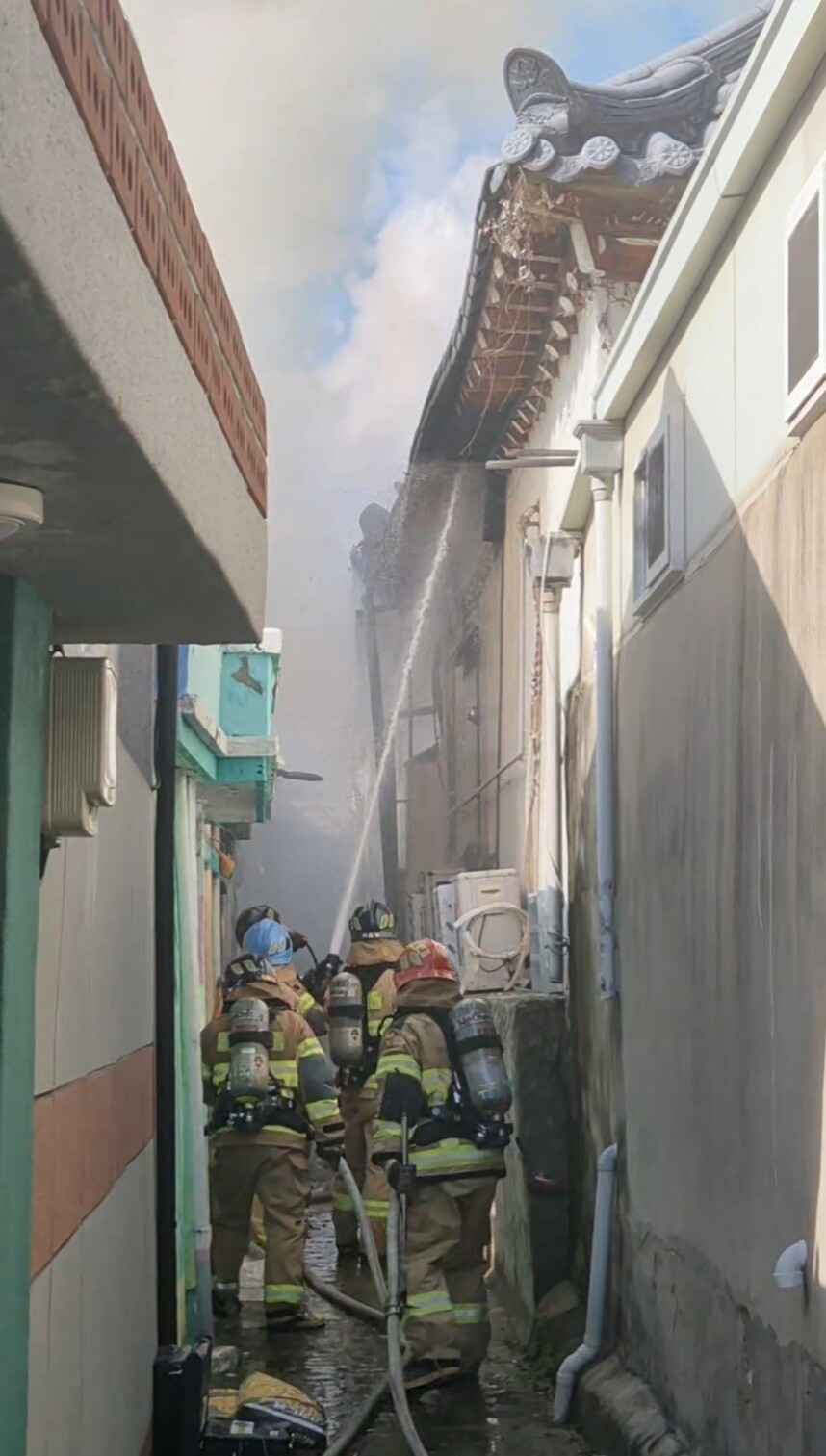 20일 오후 4시15분쯤 대구 남구 대명동의 한 단독주택에서 불이 나 소방 대원들이 화재를 진압하고 있다. 화재 현장에서는 거주자 1명이 숨진 채 발견됐다. 대구소방안전본부 제공