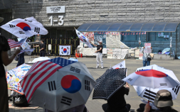 가스총 들고 잠실개표소 시위 참여하려던 80대, 경찰에 제지