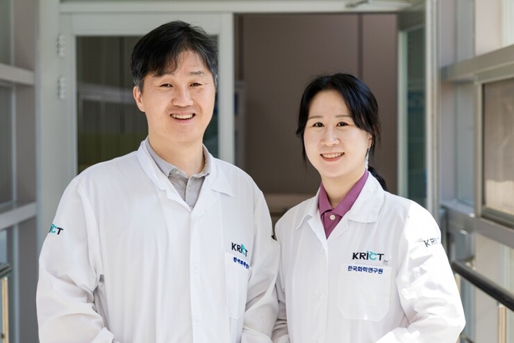 (왼쪽부터)박지훈 책임연구원, 전문정 학생연구원. 한국화학연구원