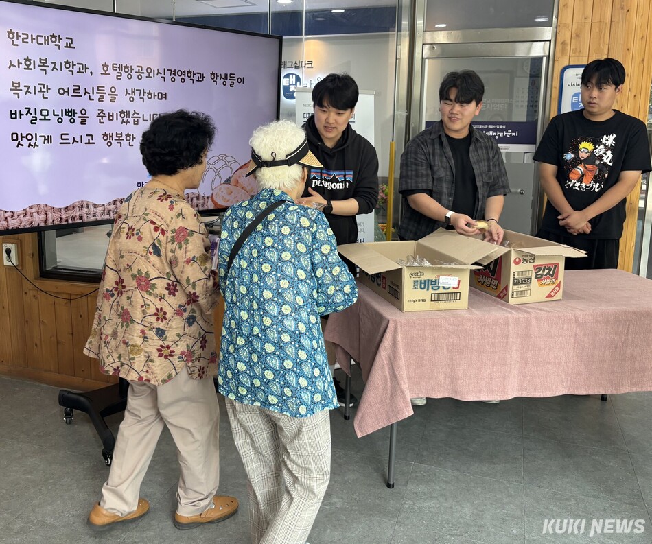 ‘바질 모닝빵’ 나눔에 나서고 있는 한라대학교 재학생들. 한라대