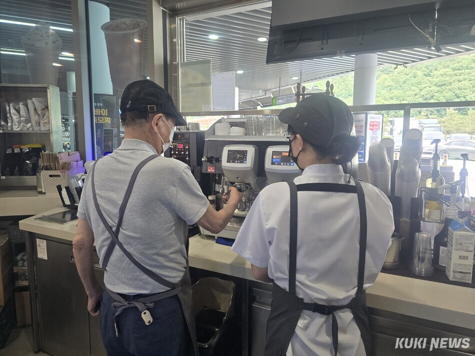 ‘슬로우 바리스타(Slow Barista)’ 시범 사업 현장 모습. 한국도로공사
