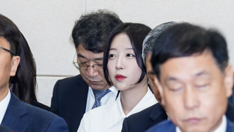 쯔양 협박해 돈 뜯은 변호사…법원 “7310만원 배상”
