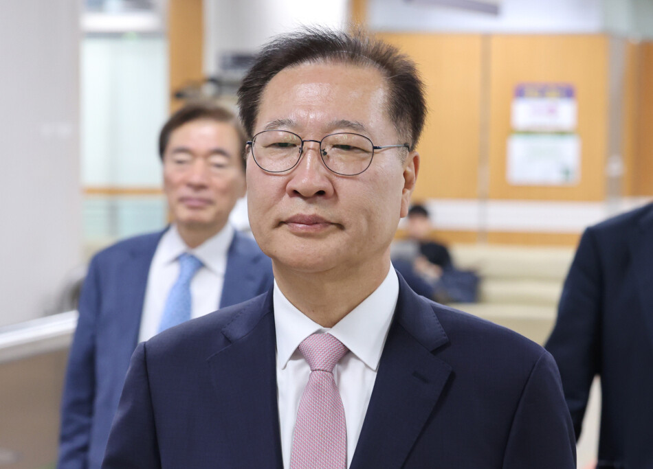 12·3 비상계엄 사태에 가담하고 김건희 여사의 수사 관련 청탁을 들어준 혐의로 기소된 박성재 전 법무부 장관이 지난 4월27일 서울 서울중앙지법에서 열린 1심 결심공판에 출석하고 있다. 연합뉴스