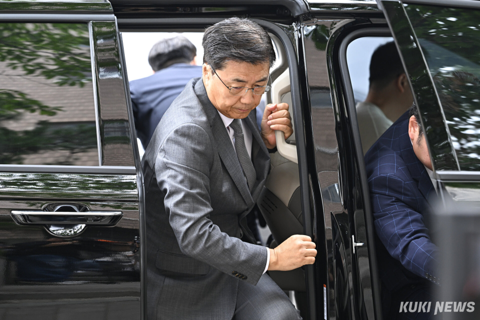 내란 중요임무 종사 혐의를 받는 홍장원 전 국가정보원 1차장이 22일 경기 과천시 2차 종합특검 사무실로 출석하기 위해 차량에서 내리고 있다.
