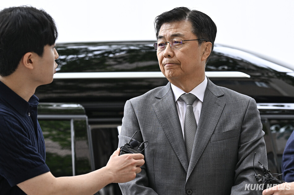 내란 중요임무 종사 혐의를 받는 홍장원 전 국가정보원 1차장이 22일 경기 과천시 2차 종합특검 사무실로 출석하며 취재진 질의에 답하고 있다.