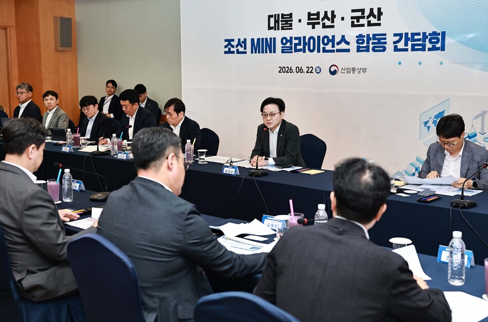김정관 산업통상부 장관이 22일 호텔현대 바이 라한 목포 사파이어홀에서 열린 대불·부산·군산 조선 MINI 얼라이언스 간담회에서 발언하고 있다. 산업통상부 제공