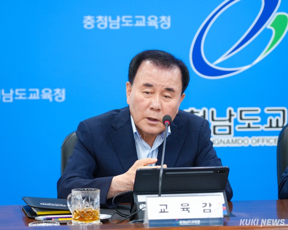 김지철 충남교육감이 22일 청 내 상황실에서 열린 주간업무보고에서 여름철 학생 수난사고, 식중독과 감염병 예방, 기말고사 이후의 학사 운영 등에 주의를 당부하고 있다. 충남교육청