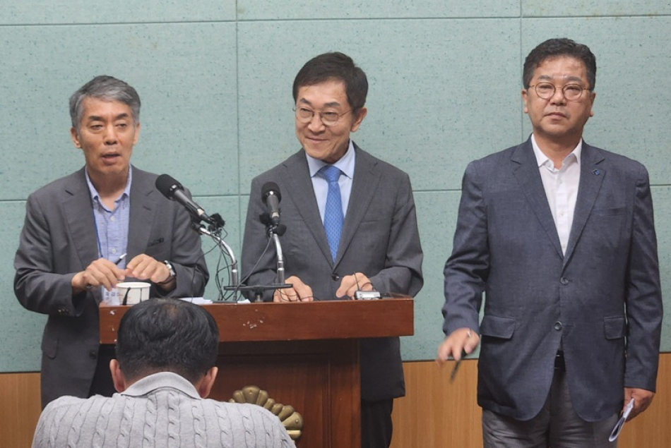 신형식 민선 9기 전북도지사직 인수위원장이 22일 전북도의회에서 언론브리핑을 통해 도정 운영 방향과 현안 사업 계획 등을 설명하고 있다.
