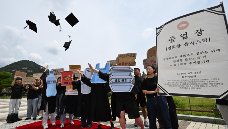 “플라스틱 시대 졸업합니다”…학사모 던지는 페트병·비닐봉지 [쿠키포토]