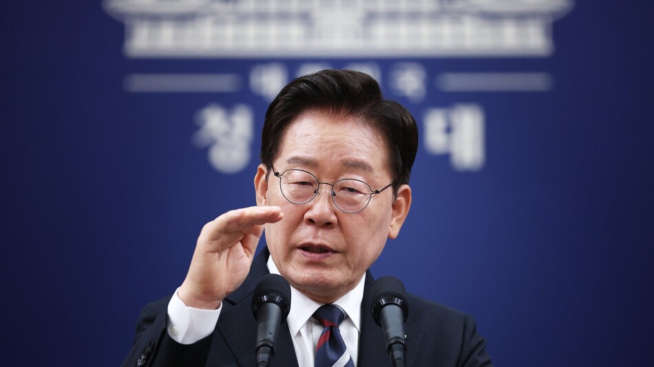 이재명 대통령이 19일 청와대 춘추관에서 열린 G7 참석·유럽 순방 결과 브리핑에서 취재진 질문에 답하고 있다. 연합뉴스