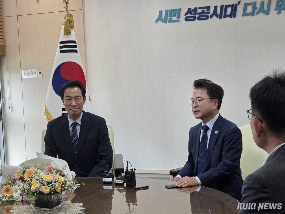 22일 우상호 강원특별자치도지사 당선인과 육동한 춘천시장이 주요 현안과 향후 협력 방안 등을 논의했다. (사진=한재영)