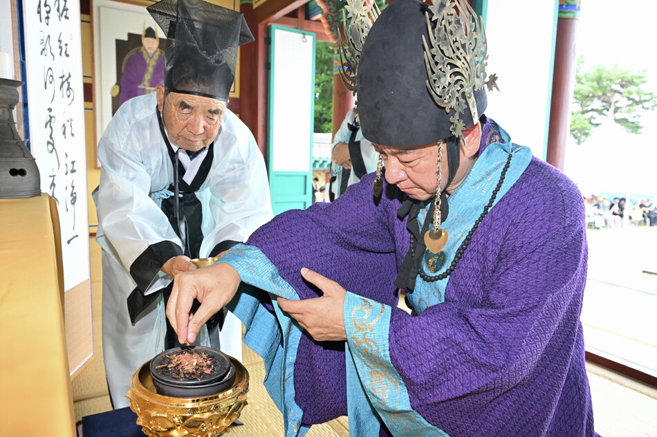 21일 숭덕전에서 거행된 무령왕릉 서거 1503주기 추모제. 공주시