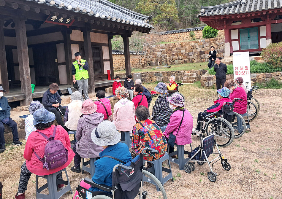 김해시 사회적약자들이 산해정 탐방을 하고 있다. 인제대 제공