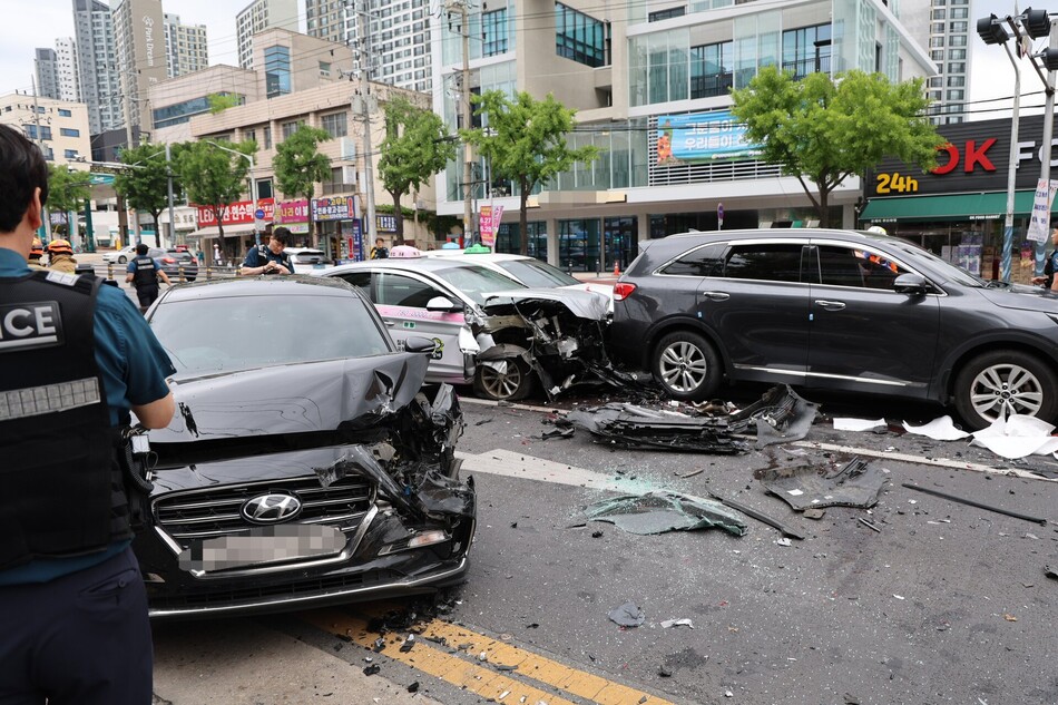 22일 오전 대구 서구 도심 도로에서 택시가 연쇄 추돌해 차량 9대가 파손되고 10명이 다친 사고 현장. 대구소방안전본부 제공