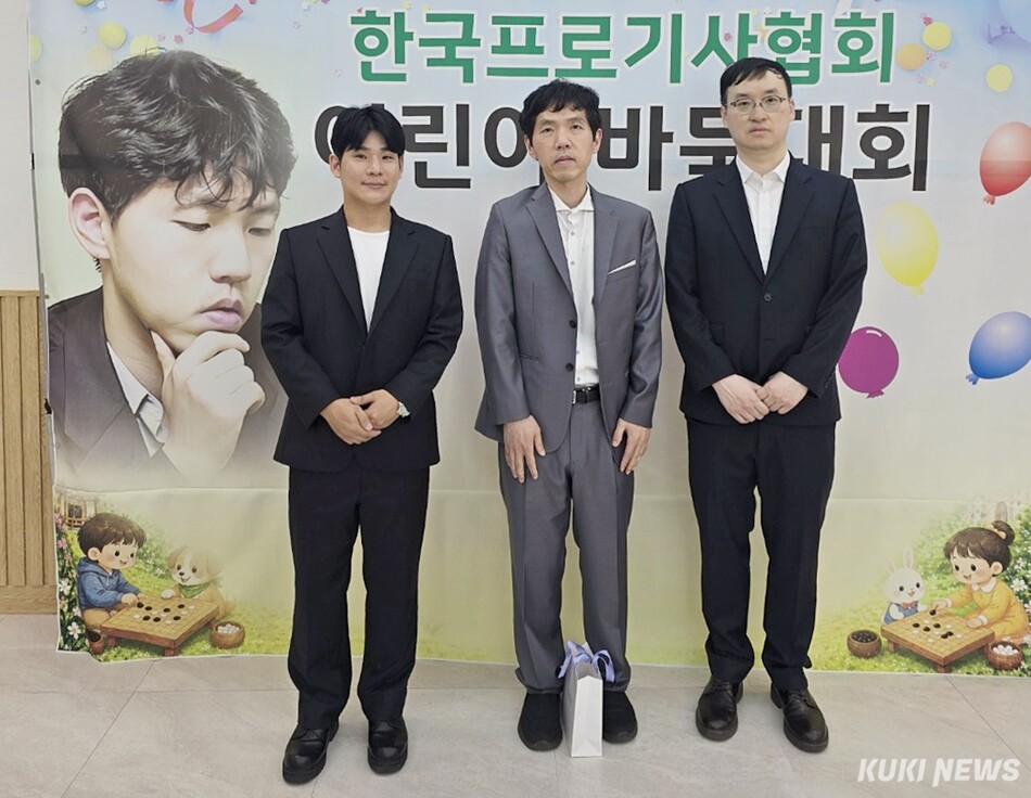 왼쪽부터 김대혁 원장과 이창호 9단, 프로기사회장 조한승 9단. 이영재 기자
