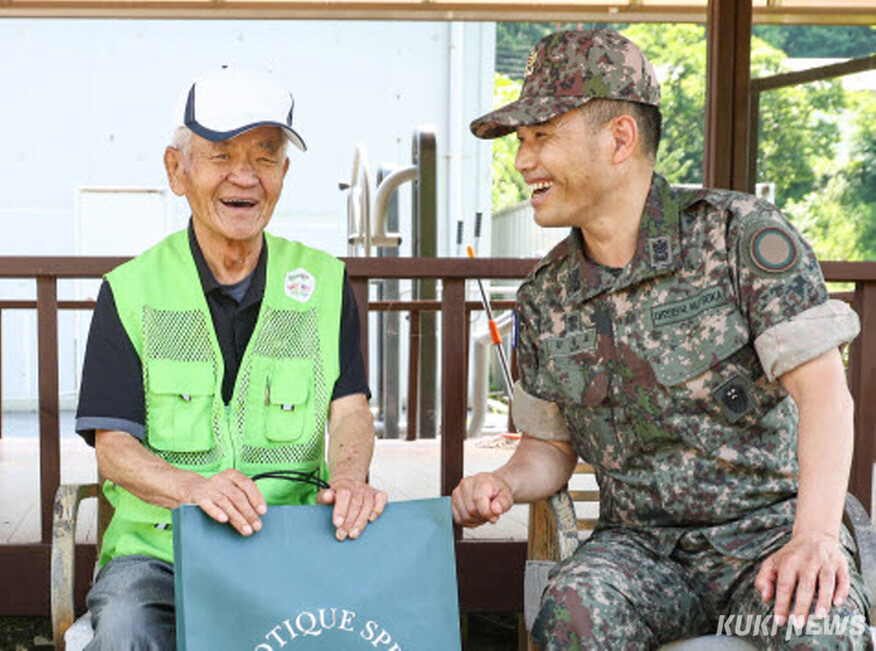 제15보병사단 김동표 주임원사가 참전용사를 만나 감사의 인사를 전하고 있다.(육군 15사단 제공)