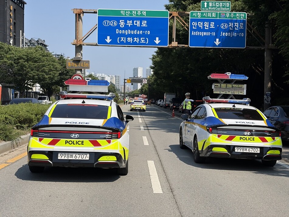 전북 교통경찰이 장마철 집중호우에 대비해 전주시 덕진 지하차도 교통통제 훈련을 하고 있다.