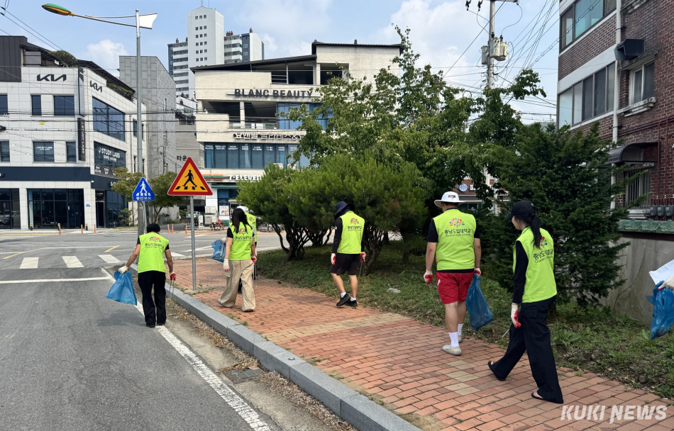 충남도립대학교 앵커사업단이 청양군자원봉사센터와 함께 청양군 읍내 일원에서 ‘청양군 지역현안 해결 봉사활동’을 실시하고 있다.