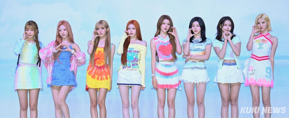그룹 하츠투하츠가 22일 서울 용산구 블루스퀘어 우리WON뱅킹홀에서 열린 두 번째 미니앨범 ‘레몬탱(Lemon Tang)’ 발매 기념 미디어 쇼케이스에 참석해 포즈를 취하고 있다.
