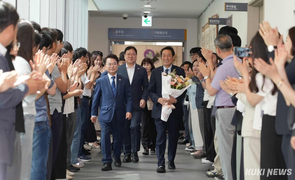 22일 우상호 강원특별자치도지사 당선인의 춘천시청 방문에 직원들이 로비에서 환대하고 있다. (사진=춘천시)