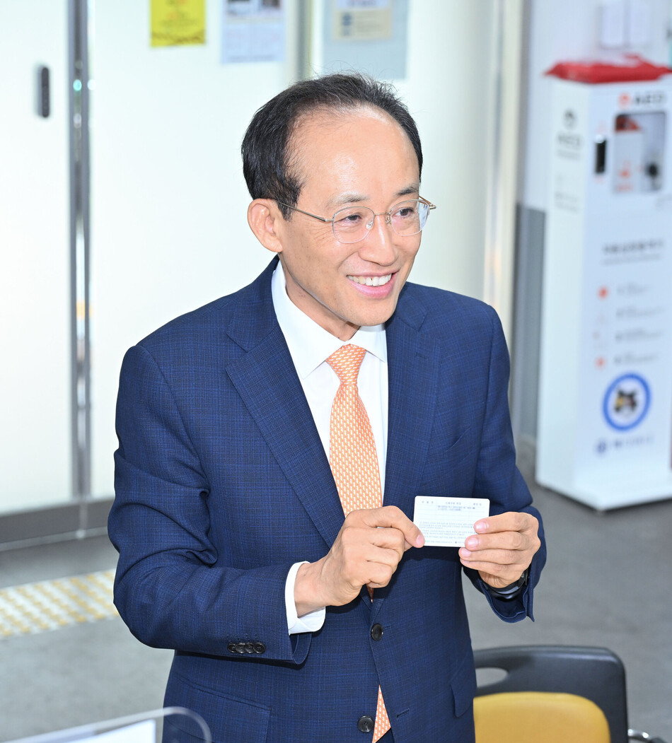 추경호 대구시장 당선인이 22일 침산2동 행정복지센터에서 전입신고를 한 뒤 변경된 주소가 적힌 주민등록증을 들어 보이고 있다. 인수위 제공