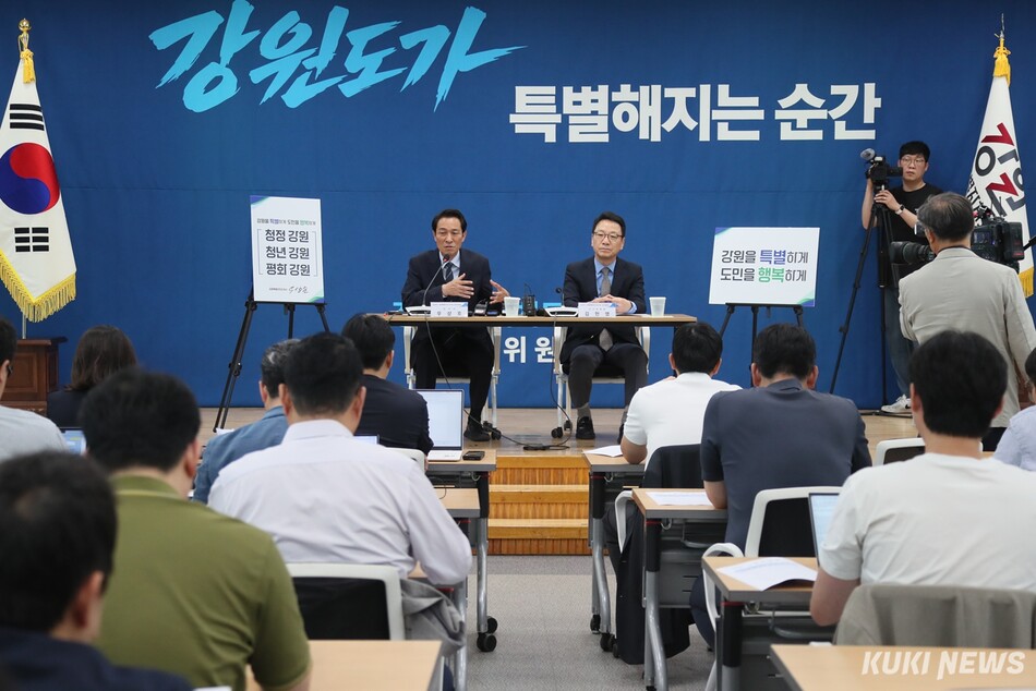 민선9기 강원도정 구호와 방침을 발표하고 있는 우상호 당선인과 김헌영 인수위원장.