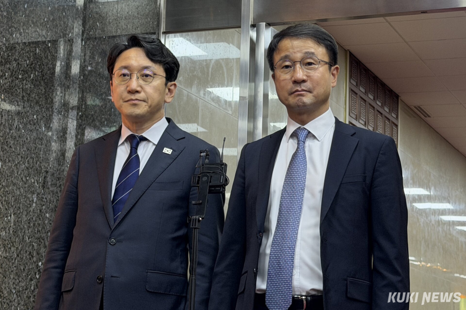 한병도(오른쪽) 더불어민주당 원내대표가 22일 국회의장 집무실에서 열린 의장 주재 여야 원내대표 및 원내운영수석부대표 회동 직후 기자들과 만나 대화하고 있다. 유병민 기자