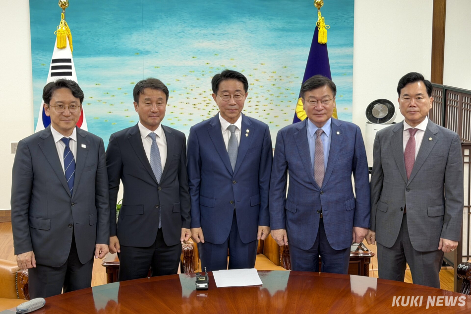 조정식 국회의장(가운데)이 22일 국회의장 집무실에서 여야 원내대표 및 원내운영수석부대표 회동을 하기에 앞서 기념 촬영하고 있다. 왼쪽부터 더불어민주당 천준호 원내운영수석부대표와 한병도 원내대표, 조 의장, 국민의힘 정점식 원내대표와 김승수 원내운영수석부대표. 유병민 기자