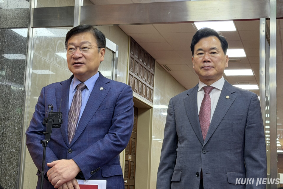 정점식(왼쪽) 국민의힘 원내대표가 22일 국회의장 집무실에서 열린 의장 주재 여야 원내대표 및 원내운영수석부대표 회동 직후 기자들과 만나 대화하고 있다. 유병민 기자