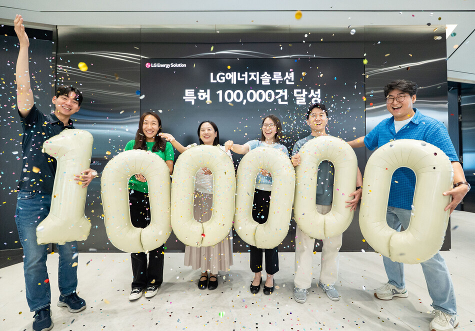 LG에너지솔루션이 국내 기업 최초로 특허 10만건을 달성했다. LG에너지솔루션