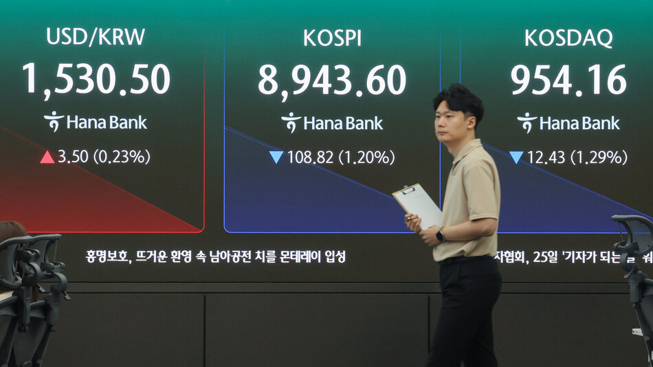 22일 서울 중구 하나은행 본점 딜링룸 현황판. 연합뉴스