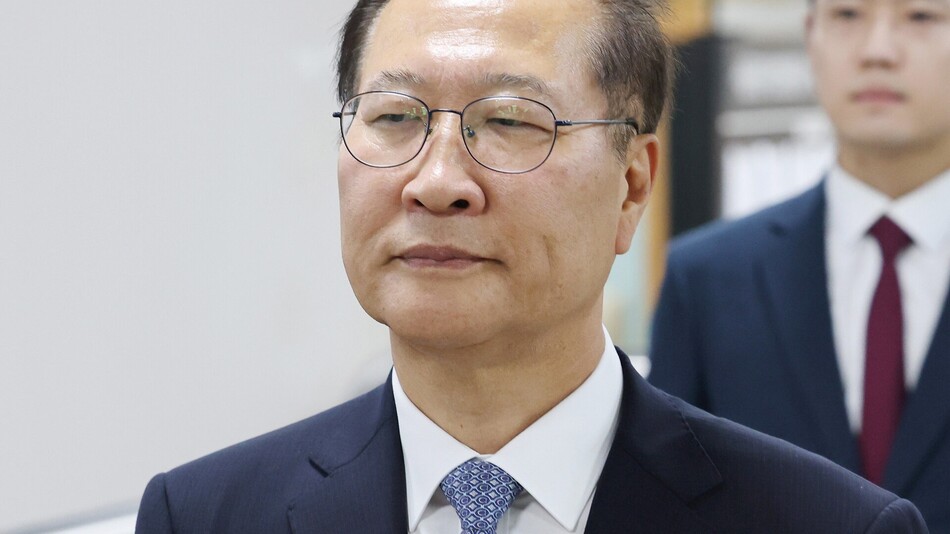12·3 비상계엄에 가담하고 김건희 여사의 수사 청탁을 들어준 혐의로 기소된 박성재 전 법무부 장관이 22일 서울 서초구 서울중앙지법에서 열린 1심 선고 공판에 출석하고 있다. 연합뉴스