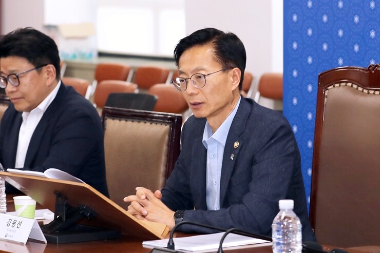 22일 정부대전청사에서 ‘제1회 해외 지식재산관 회의‘를 주재하는 김용선 지식재산처장. 지식재산처