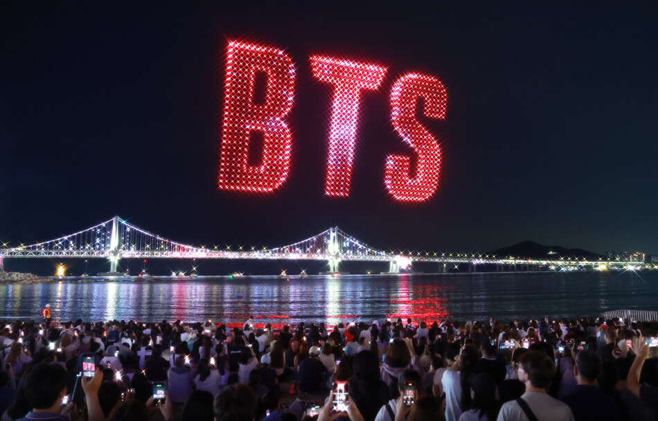BTS 부산 공연을 맞아 12일 밤 부산 수영구 광안리해수욕장에서 ‘BTS 월드투어 아리랑 IN 부산‘을 환영하는 드론 라이트 쇼가 펼쳐지고 있다. 연합뉴스