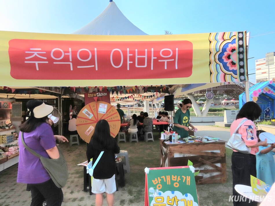 유네스코 인류무형문화유산이자 국가무형유산인 강릉단오제가 지난 15일부터 22일까지 8일간 강릉 남대천 행사장에서 연인원 100만여명이 방문한 가운데 국가지정 ·도·지역 무형유산 공연을 비롯해 시민참여행사·민속놀이 등 13개 분야 72개 프로그램이 풍성하게 펼쳐져 큰 호응을 얻었다. 추억의 단오 제현 모습. 전인수 기자