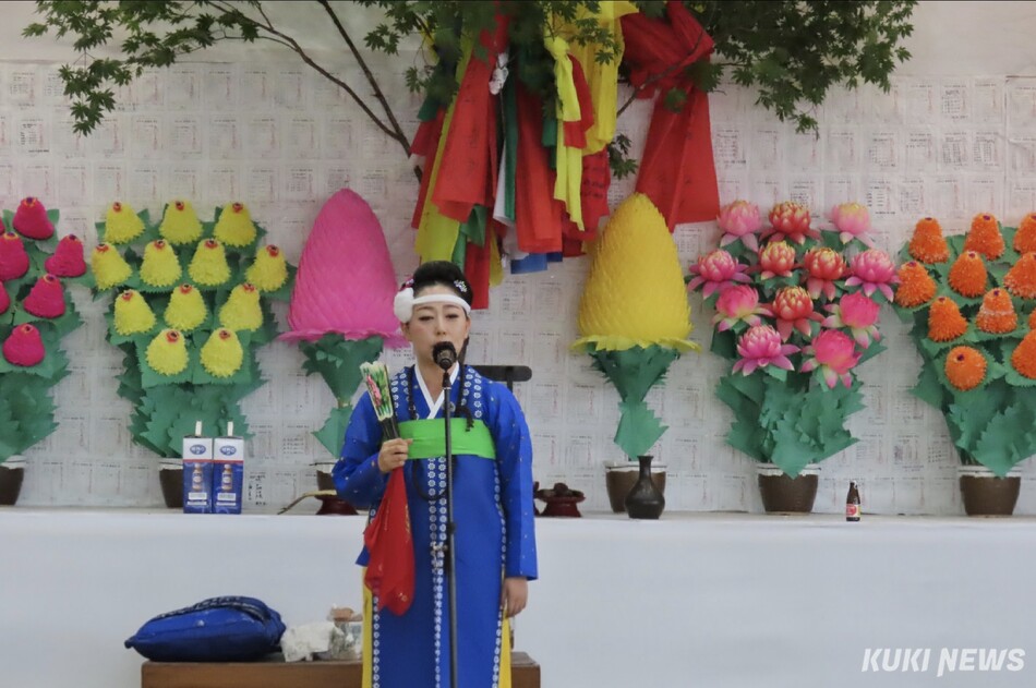 유네스코 인류무형문화유산이자 국가무형유산인 강릉단오제가 지난 15일부터 22일까지 8일간 강릉 남대천 행사장에서 연인원 100만여명이 방문한 가운데 국가지정 ·도·지역 무형유산 공연을 비롯해 시민참여행사·민속놀이 등 13개 분야 72개 프로그램이 풍성하게 펼쳐져 큰 호응을 얻었다. 단오제단 굿 시연 모습. 전인수 기자
