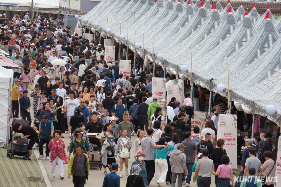 유네스코 인류무형문화유산이자 국가무형유산인 강릉단오제가 지난 15일부터 22일까지 8일간 강릉 남대천 행사장에서 연인원 100만여명이 방문한 가운데 국가지정 ·도·지역 무형유산 공연을 비롯해 시민참여행사·민속놀이 등 13개 분야 72개 프로그램이 풍성하게 펼쳐져 큰 호응을 얻었다. 단오장 인파. 전인수 기자
