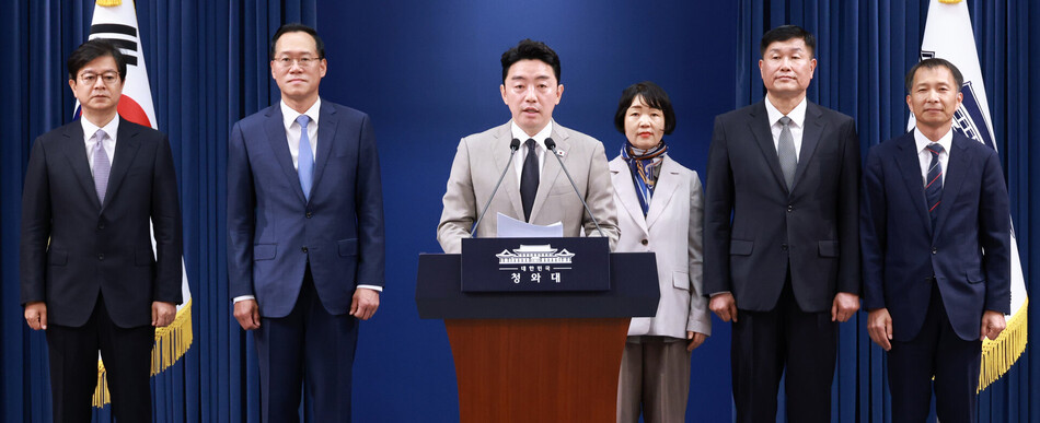 강훈식 비서실장이 지난 21일 청와대 기자회견장에서 이재명 대통령이 새로 임명한 참모들과 인사 관련 브리핑을 하고 있다. 강 비서실장 뒤로 왼쪽부터 홍보소통수석 성기홍 전 연합뉴스 사장, 민정수석비서관 한찬식 김앤장법률사무소 변호사, 사회수석비서관 김경자 우석대 객원교수, 국가안보실 1차장 강건작 대통령직속 미래국방전략위원회 위원, 국가안보실 3차장 송기호 경제안보비서관. 연합뉴스