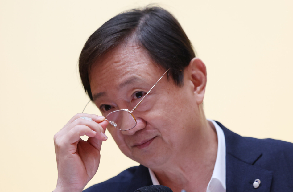 이찬진 금융감독원장이 22일 서울 영등포구 금융감독원에서 열린 출입기자단 간담회에서 발언 도중 안경을 고쳐쓰고 있다. 연합뉴스