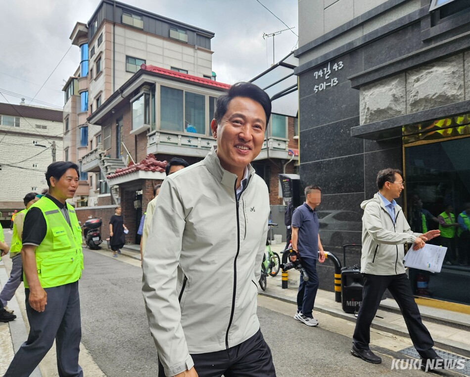 오세훈 서울시장이 22일 오후 서울 관악구 난곡로 일대 상습침수지역을 점검하고 있다. 서지영 기자