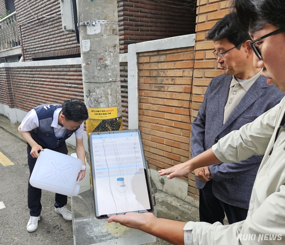 22일 오후 서울 관악구 난곡로 일대에서 ‘반지하 레이더 수위관측시설’ 시연이 진행되고 있다. 서지영 기자