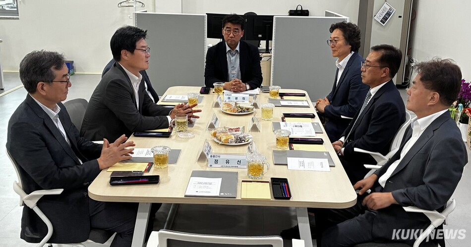 강삼영 강원특별자치도교육감·구자열 원주시장 당선인은 22일 오후 강원 원주시 명륜1동 시민주권 시대 준비위원회 사무실에서 만나 교육 관련 공약 이행 등을 논의했다. 원주=윤수용 기자