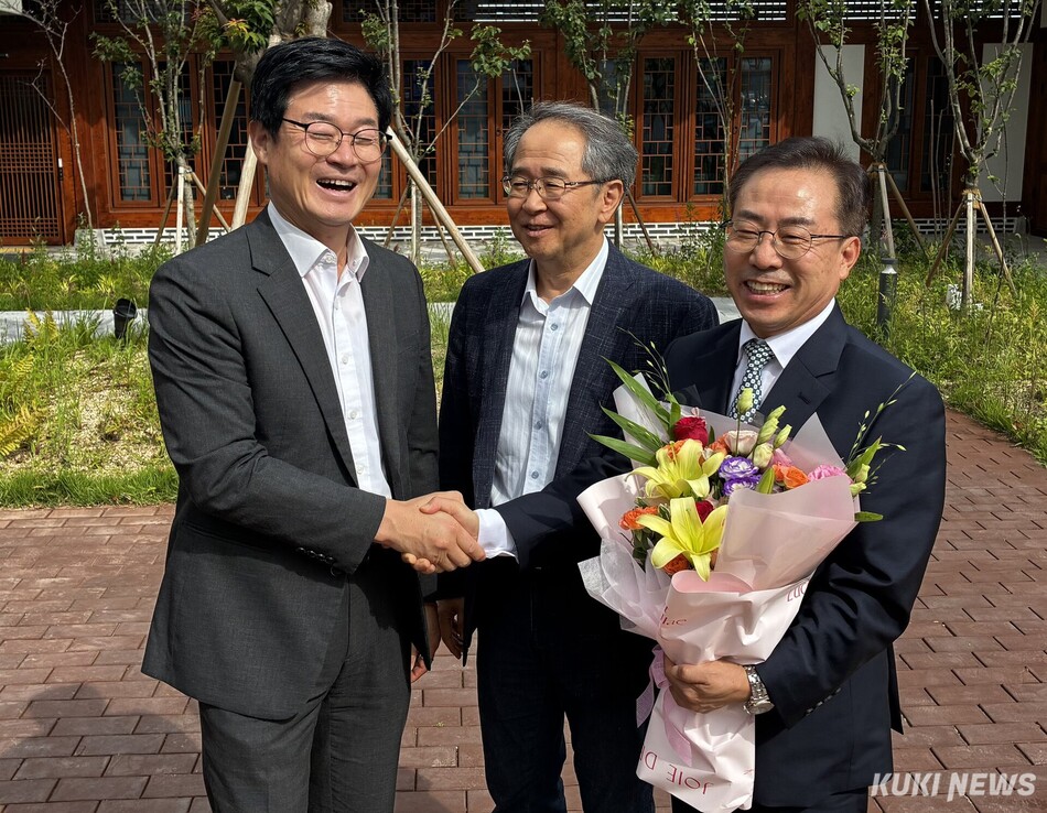 강삼영 강원특별자치도교육감·구자열 원주시장 당선인은 22일 오후 강원 원주시 명륜1동 시민주권 시대 준비위원회 사무실에서 만나 교육 관련 공약 이행 등을 논의했다. 원주=윤수용 기자