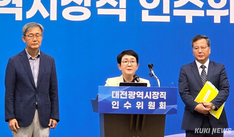 박정현 인수위원장이 22일 옛 충남도청사(대전시장직 인수위원회 사무실)에서 이은구(왼쪽) 부위원장, 박노동(오른쪽) 운영간사와 함께 기자회견을 하고 있다. 사진=명정삼 기자
