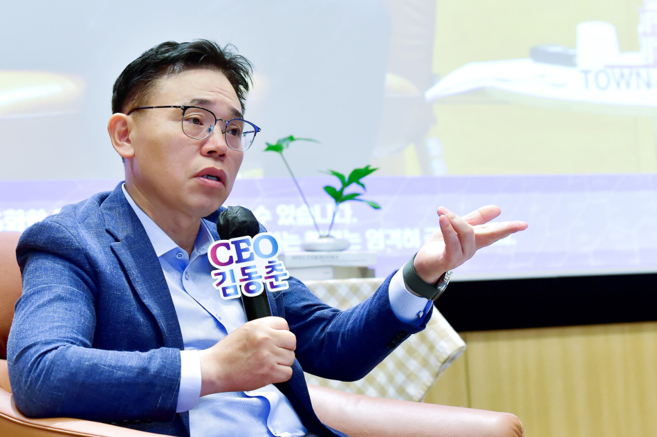 김동춘 LG화학 사장이 지난 22일 타운홀 미팅에서 반도체, 모빌리티, 로봇 등 미래 핵심 사업 육성 전략을 설명하고 있다. LG화학 제공