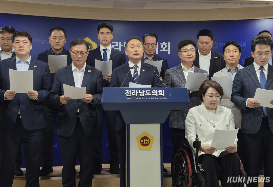 목포지역 정치권은 23일 오전 전남도의회에서 기자회견을 열고, 민형배 전남광주통합특별시장 당선인 인수위원회의 청사 운영 방식을 ‘서남권 소외이자 지역 갈라치기’로 규정하고 철회를 촉구했다. /신영삼 기자