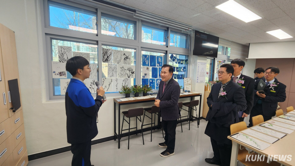 김지철 충남교육감이 팜아트 실습실을 방문해 학생으로부터 농업과 디자인을 결합한 창의적 융합교육에 대한 설명을 듣고 있다.