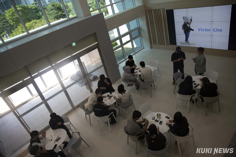 학생 작품 전시가 수시로 진행된고 있는 커뮤니티 라운지는 참여형 예술 공간으로 탈바꿈했다.