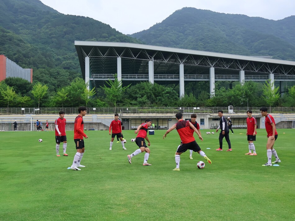 경남FC 선수단이 창원축구센터에서 훈련을 하고 있다. 경남FC 제공