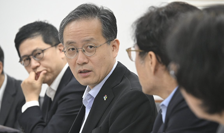 이형일 재정경제부 차관이 23일 서울 종로구 정부서울청사에서 열린 제3차 일자리 전담반(TF)을 주재하고 있다. 재정경제부 제공